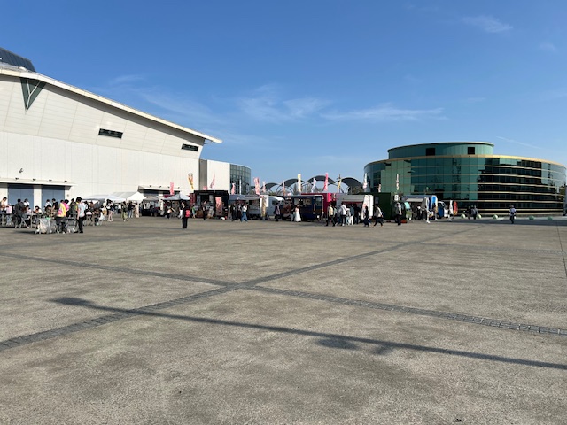 来年のにゃっ展は・・
室内展示場の他に5,000㎡という校庭のような屋外展示場も使います。
この場所で行われていたイベントへ参考のために行ってみましたが、かなりの部分が使いきれてない状況で、そのくらいデカイにゃりっ！
