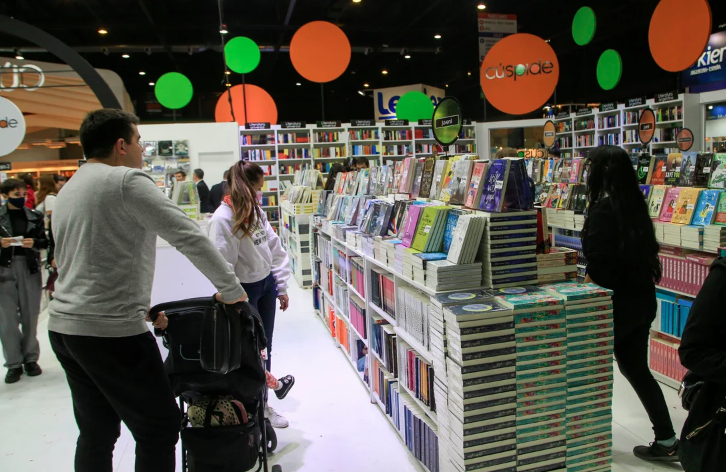 hoy_paraguay's tweet image. 🇦🇷 📚👩‍👩‍👦‍👦La #Feria Internacional del #Libro de #BuenosAires (#FIL ) celebra este año su 50° edición y abre sus puertas al público el 23 de abril para festejar durante casi tres semanas el medio siglo del evento cultural más convocante de #AméricaLatina. #argentina