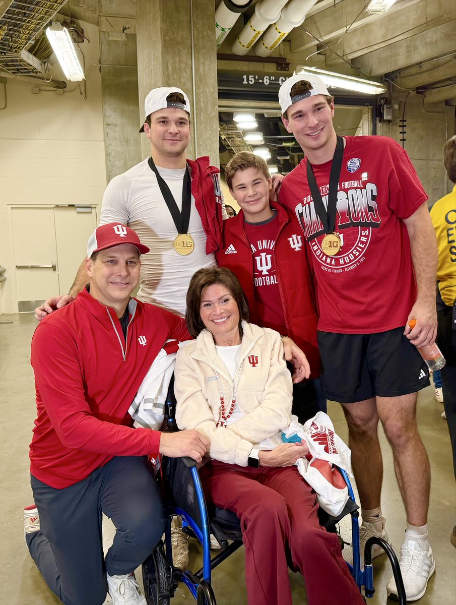 ACwishtv's tweet image. BIG NIGHT for this incredible family!

#NFLDraft @WISHNews8 @IndianaFootball