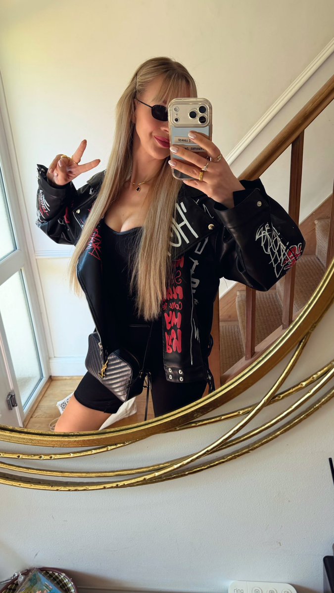 ItsLanaGoddess's tweet image. Esperad chicos, voy en camino para disfrutar del sol espanol y una buena sangria! Besos💋
#spain #holiday #blond