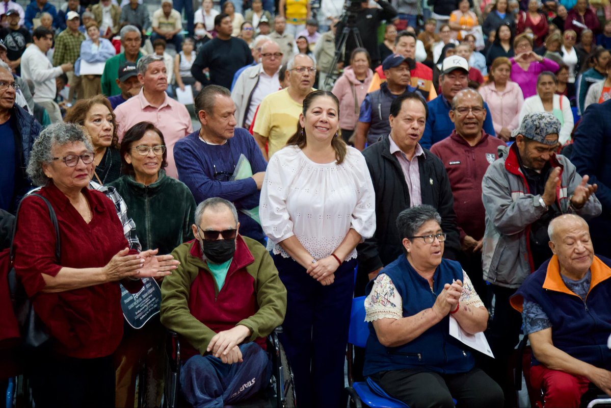 artemisa_laura's tweet image. 🧑‍🧒‍🧒 #Bienestar es responder con hechos a quien más lo necesita.

🙋🏻‍♀️ Acompañé a nuestro gobernador @armentapuebla_ y al delegado de #Bienestar, @RodrigoAbdalaD en la entrega de tarjetas de #MujeresBienestar y #AdultosMayores. Cada una significa tranquilidad y reconocimiento