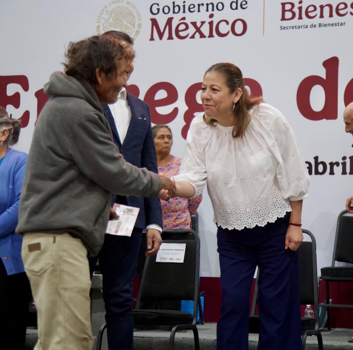 artemisa_laura's tweet image. 🧑‍🧒‍🧒 #Bienestar es responder con hechos a quien más lo necesita.

🙋🏻‍♀️ Acompañé a nuestro gobernador @armentapuebla_ y al delegado de #Bienestar, @RodrigoAbdalaD en la entrega de tarjetas de #MujeresBienestar y #AdultosMayores. Cada una significa tranquilidad y reconocimiento