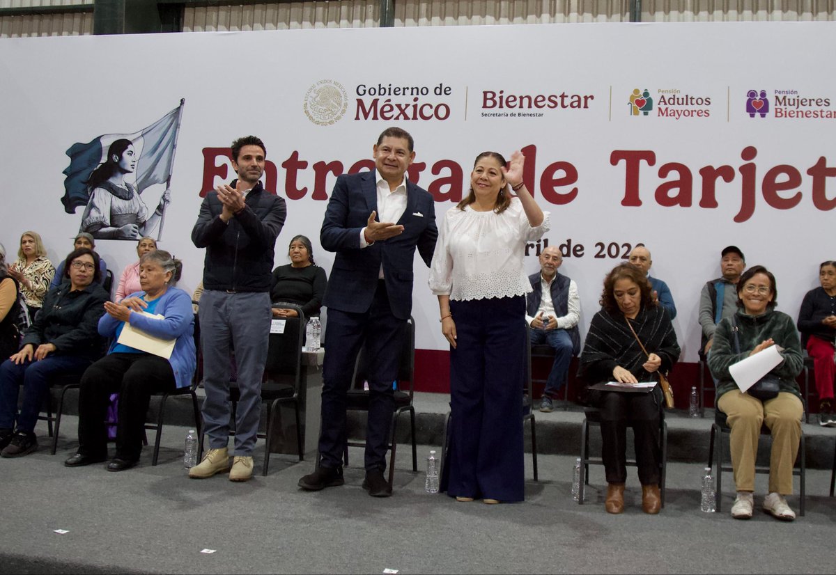 artemisa_laura's tweet image. 🧑‍🧒‍🧒 #Bienestar es responder con hechos a quien más lo necesita.

🙋🏻‍♀️ Acompañé a nuestro gobernador @armentapuebla_ y al delegado de #Bienestar, @RodrigoAbdalaD en la entrega de tarjetas de #MujeresBienestar y #AdultosMayores. Cada una significa tranquilidad y reconocimiento
