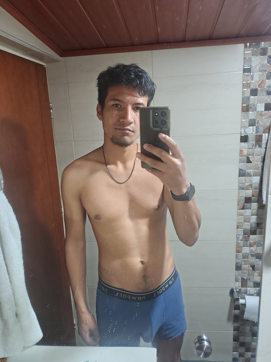 H1234Est's tweet photo. Como le explicas a tu cuerpo que después de nadar🏊🏽 no es momento de ponerse caliente es momento de descansar!!! 😜 https://t.co/obzaIICxkw