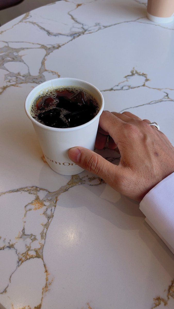 اعيش ما بيني وبين التواضع ،، حدود
مع انه ( يليق بي ) ،، شي من الكبريا
