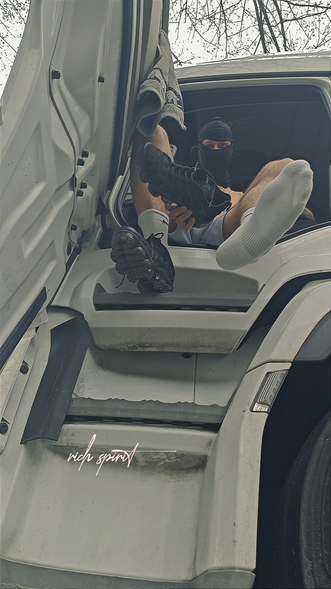 Sneak Trucker (1 K) tweet media