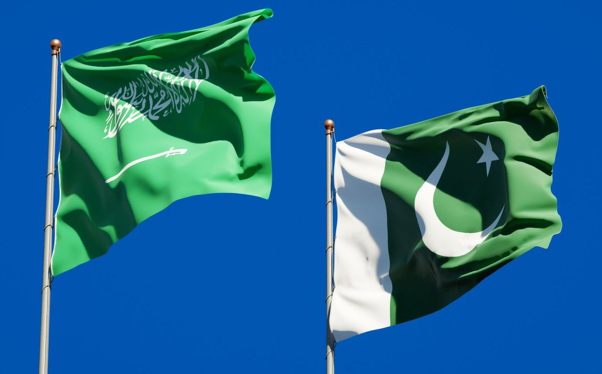 AhsanUlHaqRajp3's tweet photo. پاکستان اور سعودی عرب 🇵🇰🤝🇸🇦 نے ملکر دبئی کو ایک اور سبق سکھانے کا فیصلہ کر لیا ہے وہ بھی کرکٹ کے میدان میں۔ وہ کیسے ائیے دیکھتے ہیں✍️ 
خبر یہ ہے کہ پاکستان کرکٹ بورڈ سعودی عرب کرکٹ بورڈ کے ساتھ ملکر سعودی عرب میں کرکٹ 🏏 سٹیڈیم تیار کرے گا۔ اور اگلے سال پی ایس ایل کے کچھ میچز بھی سعودی عرب میں کرائے جانے پر غور کیا جارہا ہے۔ اصل چیز اس خبر کے پیچھے یے کہ پاکستان اب فیوچر میں انڈیا کے ساتھ اگر نیوٹرل وینیو پر میچ کھیلنے کیلئے جاتا ہے تو وہ دبئی کے بجائے اب سعودی عرب کو چوز کرے گا کیونکہ سعودی عرب میں تقریباً 6 ملین پاکستانی اور انڈینز موجود ہیں جو کہ بڑی تعداد میں کرکٹ کے شائقین کی صورت میں گراؤنڈ کا رخ کریں گے اور اس پر انڈیا کو بھی اعتراض نہیں ہوگا کیونکہ انڈیا اور سعودی عرب کے تعلقات بھی اپس میں بہت اچھے ہیں۔ اور یوں یو اے ائی جو فری میں پچھلے 15 سالوں سے پاکستان کے ہائی ویلیو میچز کی میزبانی کر رہا ہے لیکن اسکے بدلے وہ پاکستان کے ساتھ دشمنی پر اتر ایا ہے۔ تو پاکستان اب یہ ہائی ویلیو میچز بجائے دبئی کو دینے کے سعودی عرب میں منتقل کرنے کا پلان بنا رہا ہے۔ اسکے ساتھ ساتھ پاکستان سعودی عرب کو کرکٹ لیگ کروانے میں بھی مدد کرے گا اور اپنی بائی لیٹرل سیزیز بھی مستقبل میں سعودی عرب میں رکھ سکتا ہے۔