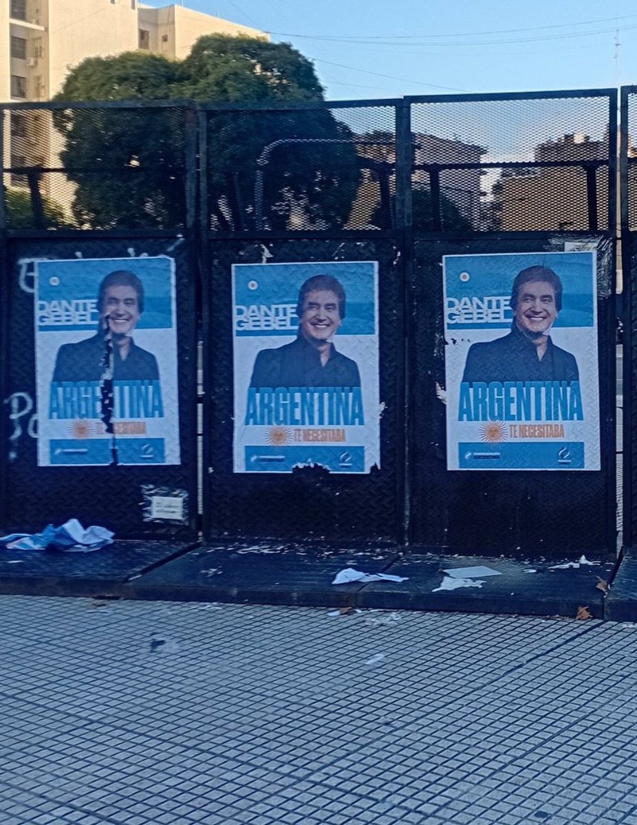 Lo dije y lo vuelvo a decir :
Argentina es un colador de pelotudos, todos se juntan acá.
Las vallas del congreso hoy...
👇👇👇👇👇👇👇👇