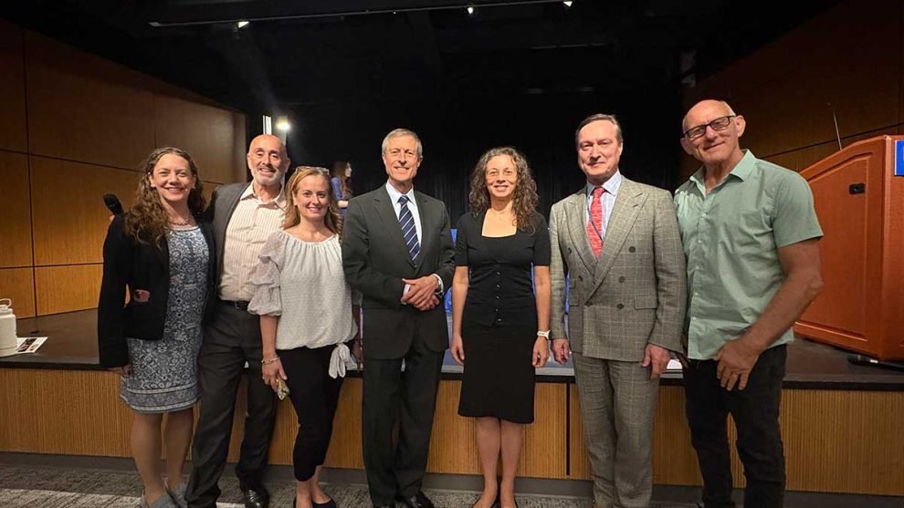 HofCulCtr's tweet image. #Hofstra #EarthDay Panel Food Systems Through the Interdisciplinary Lenses

Society must address the global food system demands collaboration across science, health, economics, and community action,“#FoodScience Society and Sustainability.”

 tinyurl.com/3stvt7pu
 #SONPA