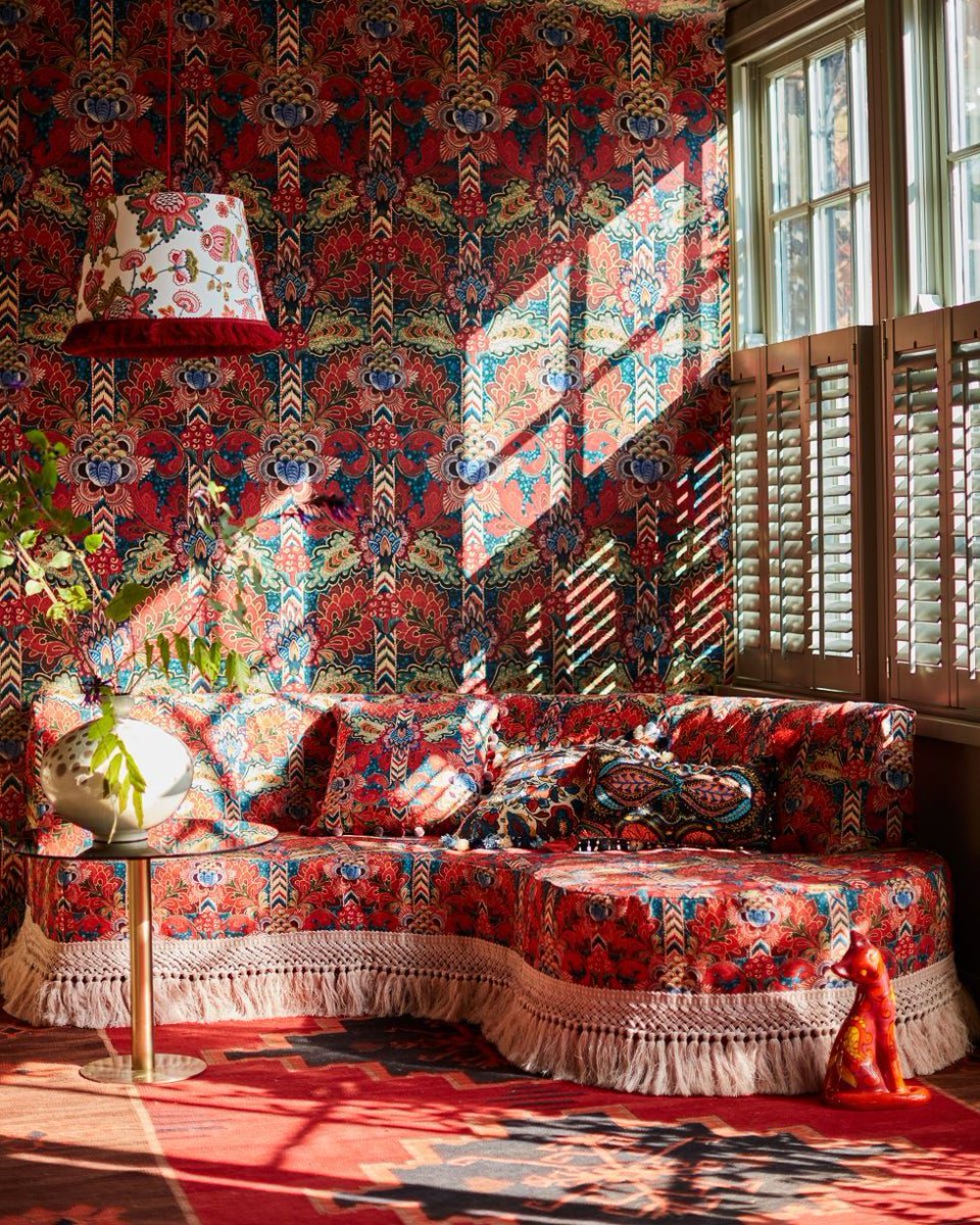 casartcoverings's tweet image. Adopt a vintage theater vibe for playful, dramatic decor: bit.ly/4mNeqTg #casartcovered #theateraesthetic #vintagedesign #decorating