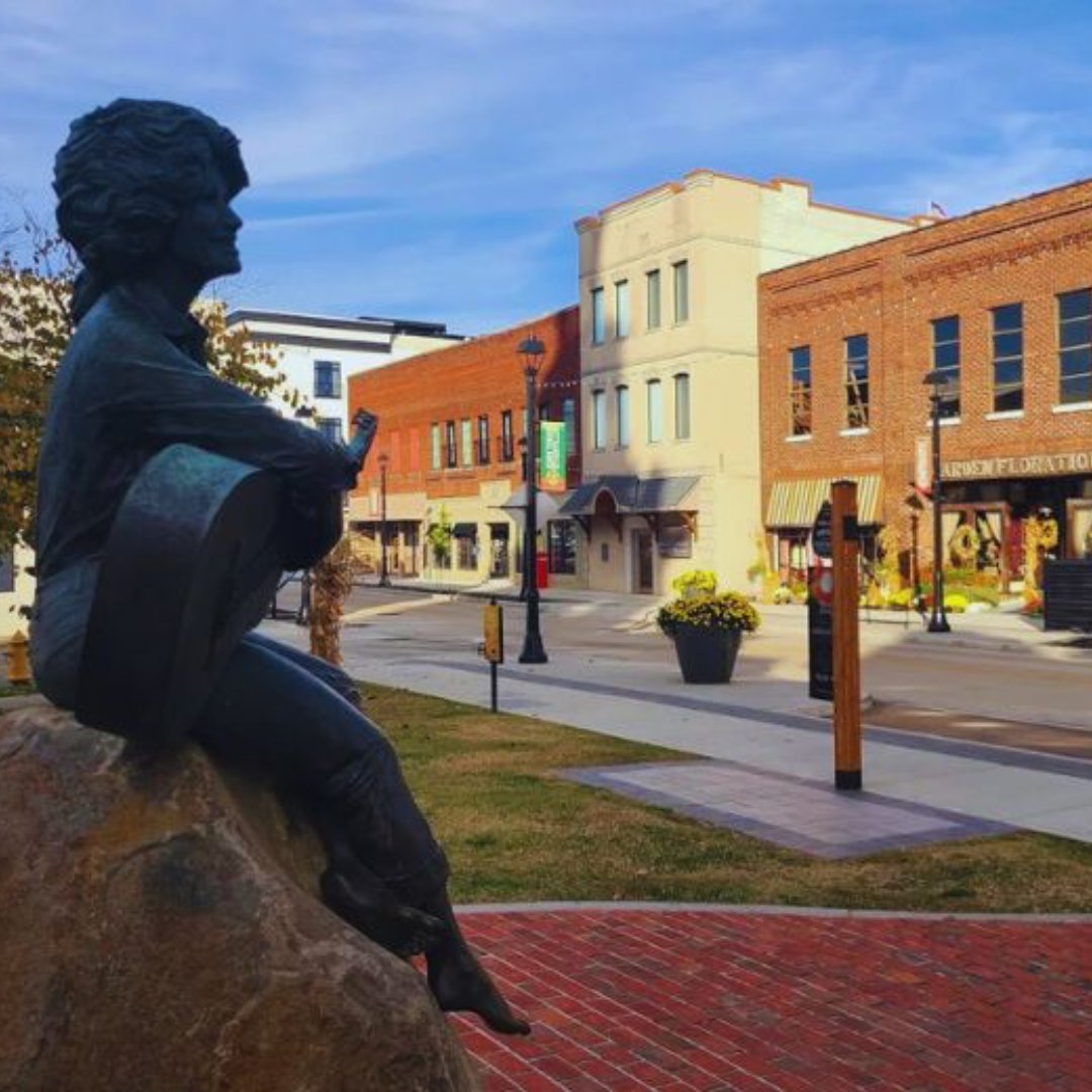 OwnbyInsurance's tweet photo. There’s nothing like a day in downtown Sevierville. We’re proud to be part of a community that blends history, growth, and local charm.

#OwnbyInsurance #SeviervilleTN #LocalCommunity https://t.co/ysZLWtvX4H