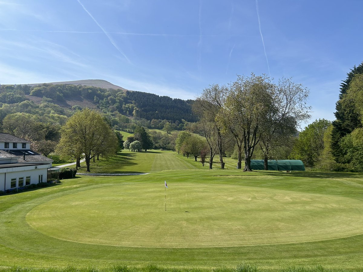 MarkSim93794378's tweet image. Greens blown &amp;amp; sprayed, bunkers raked, fairways, 1st cut, tee surrounds, driving range &amp;amp; rough cut, greens and approaches units backlapped &amp;amp; set-up 

#greenkeeping @MonmouthshireGC