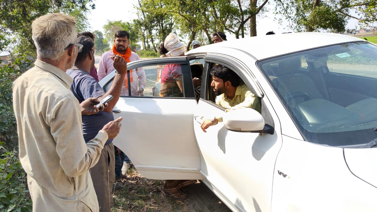 vimalbrambaba's tweet photo. #accident
बरमबाबा चौराहे के समीप दो मोटरसाइकिलों की टक्कर से एक महिला व दो लोगों के सर में गंभीर चोट थी, मैने तुरंत सभी घायलों को अपनी निजी गाड़ी में बैठालकर 10 मिनट के अंदर बिजुआ अस्पताल पहुंचाया।
@nitin_gadkari @Uppolice @CMOfficeUP @MoHFW_INDIA @dayashankar4bjp @DmLakhimpur https://t.co/kbUJehlpMO