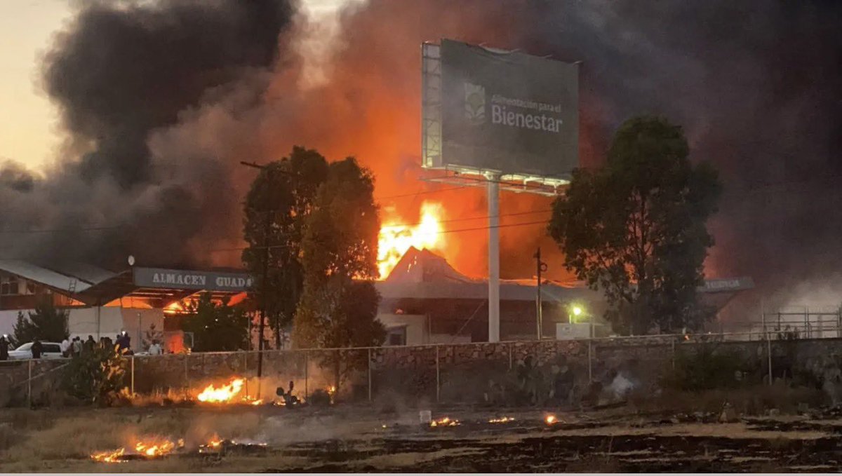 politicazmx's tweet image. #NOTICIA | 🔴 ¡Qué "casualidad"! 😂 

Se incendian las oficinas en Zacatecas y con ellas desaparecen las pruebas del desfalco de $20,000 MDP en Segalmex. 

Ignacio Ovalle ya puede dormir tranquilo; la "Estafa del Siglo" se hizo cenizas💨💰