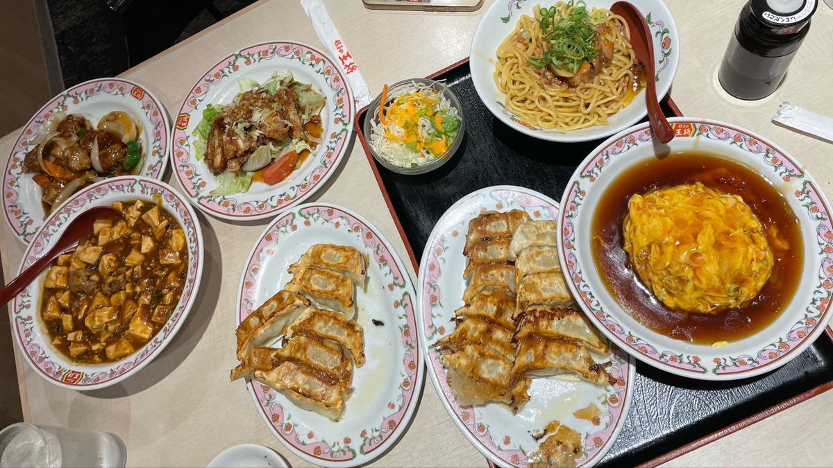 飲食やってるとこの副店長が何か食わせろ
うるさいので、、
王将へ🤤たのみすぎて、、ちょっと量
💭多しょう💭