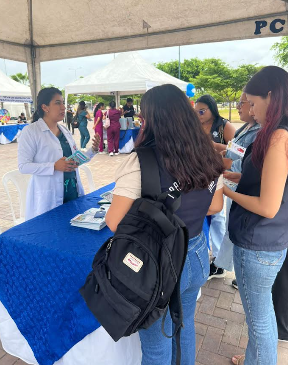IESSElOro's tweet photo. #IESSteInforma | 🏥 El Centro de Salud B Portovelo participó con un stand sobre 🌋 “Gestión del riesgo ante desastres naturales” en la Feria Provincial por el Día Mundial de la Seguridad y Salud en el Trabajo 👷‍♂️⚠️.

¡Comprometidos con tu bienestar! 💙 https://t.co/xo2M3yPyd9