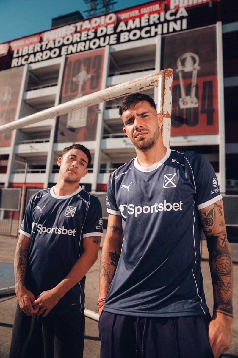 Independiente's tweet photo. Una historia que se sigue escribiendo.

La tercera camiseta de Independiente ya está disponible en https://t.co/Myre1uEp9d, PUMA stores e Independiente Store.

#TodoRojo 🔴 https://t.co/Cc3Uos9Hg4