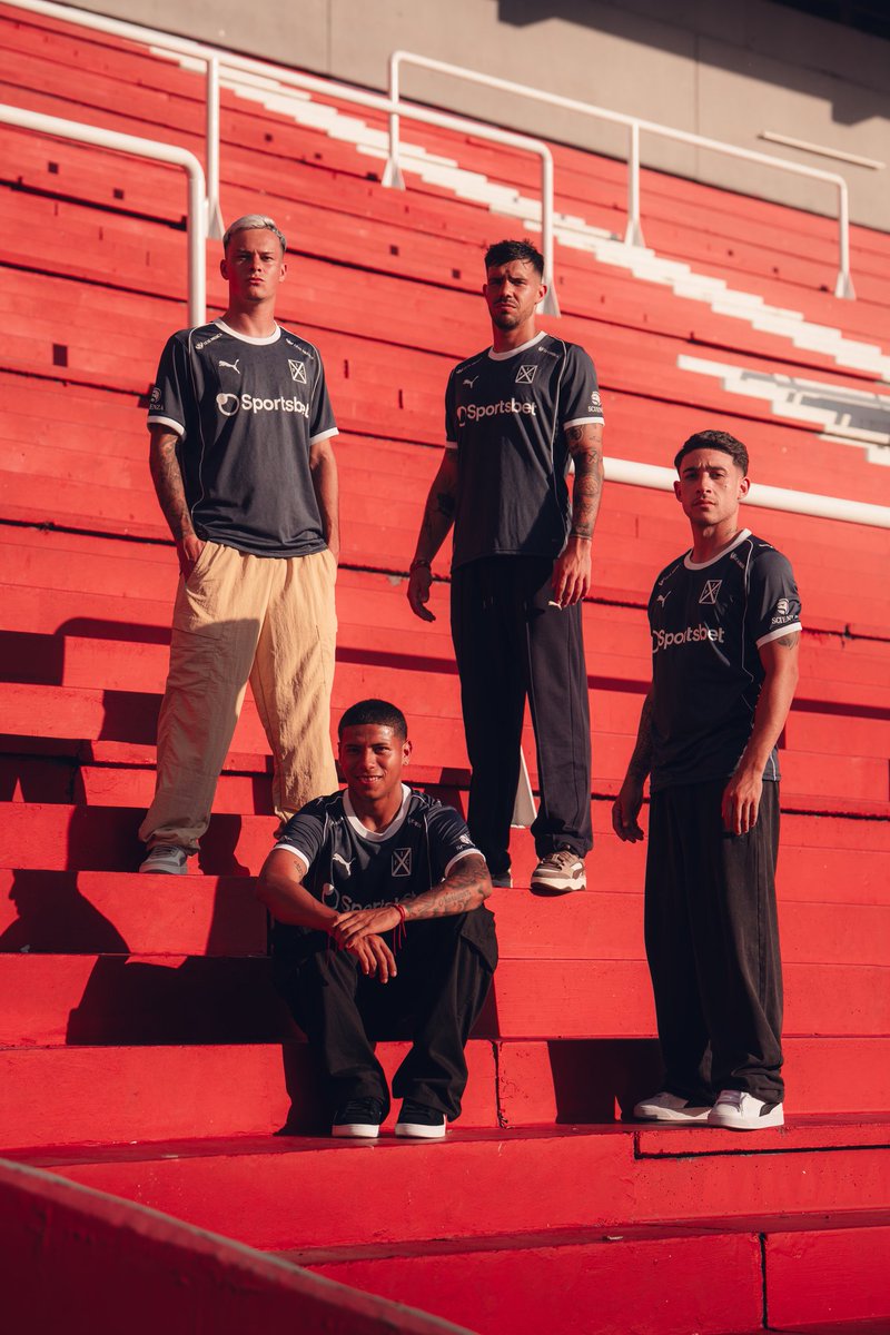 Independiente's tweet photo. Una historia que se sigue escribiendo.

La tercera camiseta de Independiente ya está disponible en https://t.co/Myre1uEp9d, PUMA stores e Independiente Store.

#TodoRojo 🔴 https://t.co/Cc3Uos9Hg4
