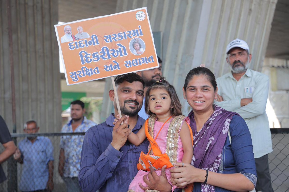 BJP4Gujarat's tweet photo. માનનીય મુખ્યમંત્રી શ્રી @Bhupendrapbjp ના સુરતના રોડ-શોની અદ્ભુત તસ્વીર... 

#PhotoOfTheDay https://t.co/EykFdWBLA1