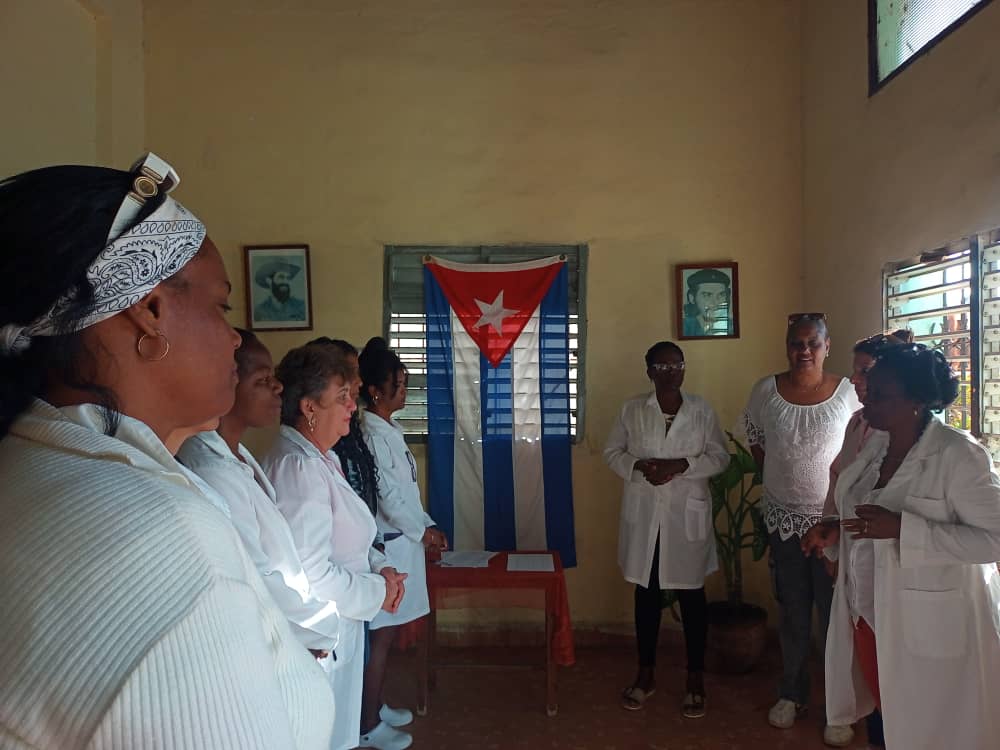 En cada rincón de esta Isla seguimos alzando nuestras voces a favor de la paz y en contra del #BloqueoGenocida. Trabajadores del <a href="/MINSAPCuba/">Ministerio de Salud Pública de Cuba</a> en San Cristóbal plasmaron sus rúbricas en otro acto de defensa a la soberanía. #MiFirmaPorLaPatria #ArtemisaJuntosSomosMás