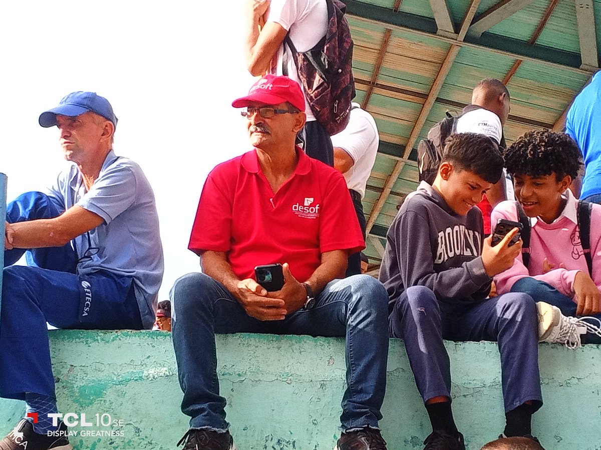 YusneyVega's tweet photo. El colectivo de #Desoft Calentando el brazo para el #1roDeMayo en el Estadio Cristóbal Labra de la #IsladelaJuventud
#LaPatriaSeDefiende
#SentirPinero https://t.co/632ilzWTzb