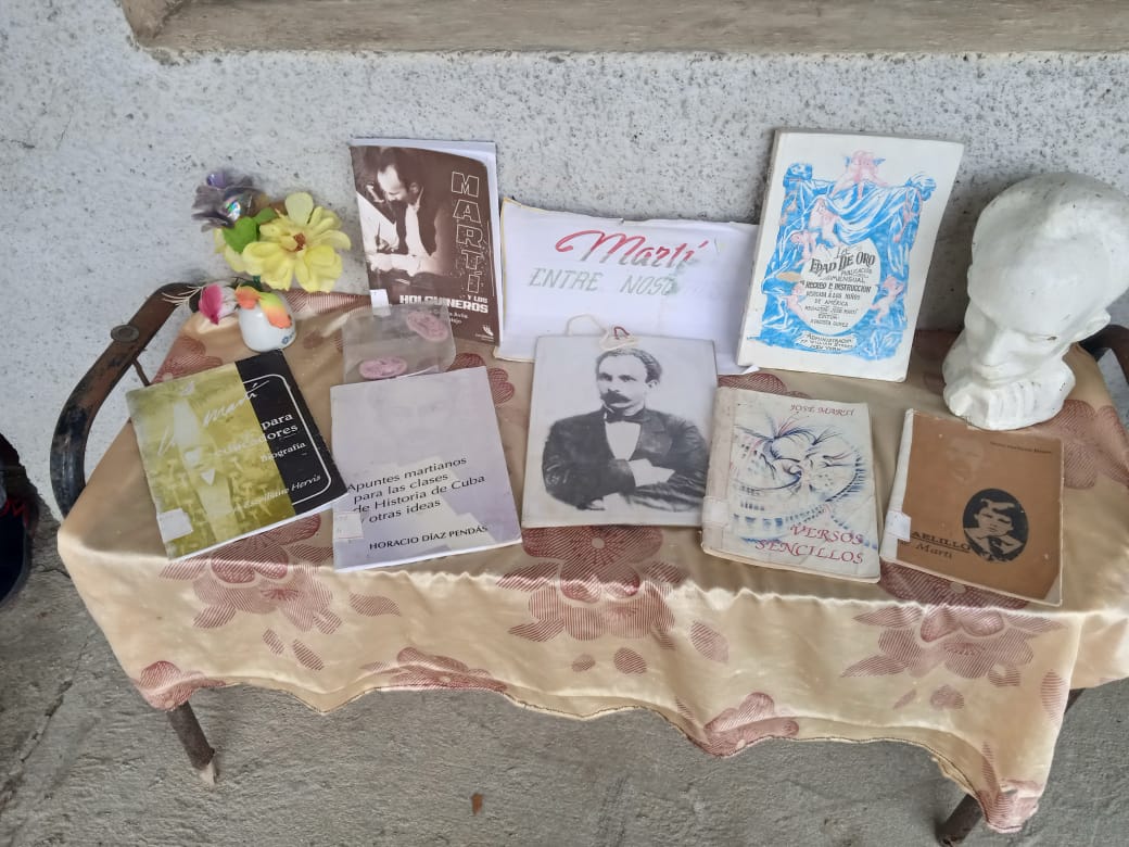 Exposición de la Biblioteca Escolar en saludo al Día internacional de los trabajadores #EducaciónCacocum #LaPatriaSeDefiende <a href="/DPEHolguin/">Dirección General de Educación Provincia Holguín</a>