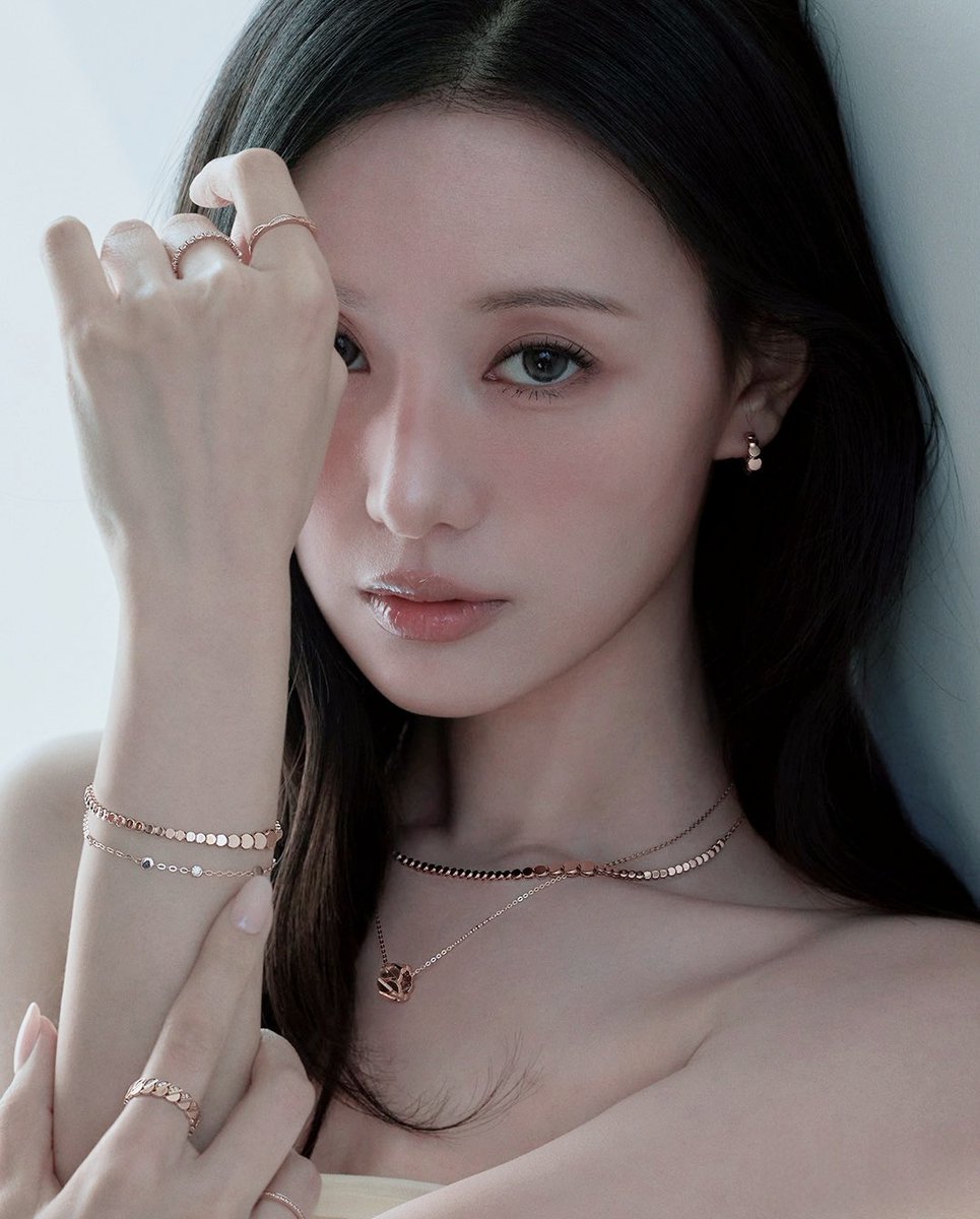 주얼리 9개나 하고 있는데 시선은 결국 얼굴로 감
김지원 저 처연한 눈빛이 다 씹어먹음… 권력 그 자체