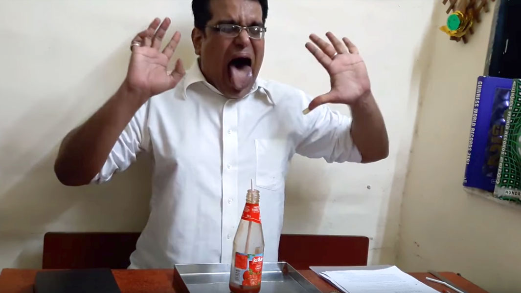 WorldRecordList's tweet image. Andre Ortolf drank 14 ox of ketchup in 11.09 seconds. #WorldRecord #Record