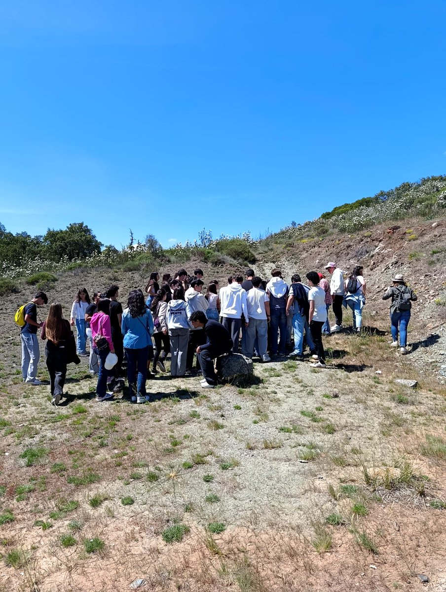TC_Geopark's tweet photo. Ontem, o Geopark Terras de Cavaleiros recebeu alguns alunos da Escola Secundária Miguel Torga, de Bragança, que realizaram um dos nossos programas educativos - “O papel dos recursos geológicos na sociedade”. https://t.co/7X1OKz9Qyq