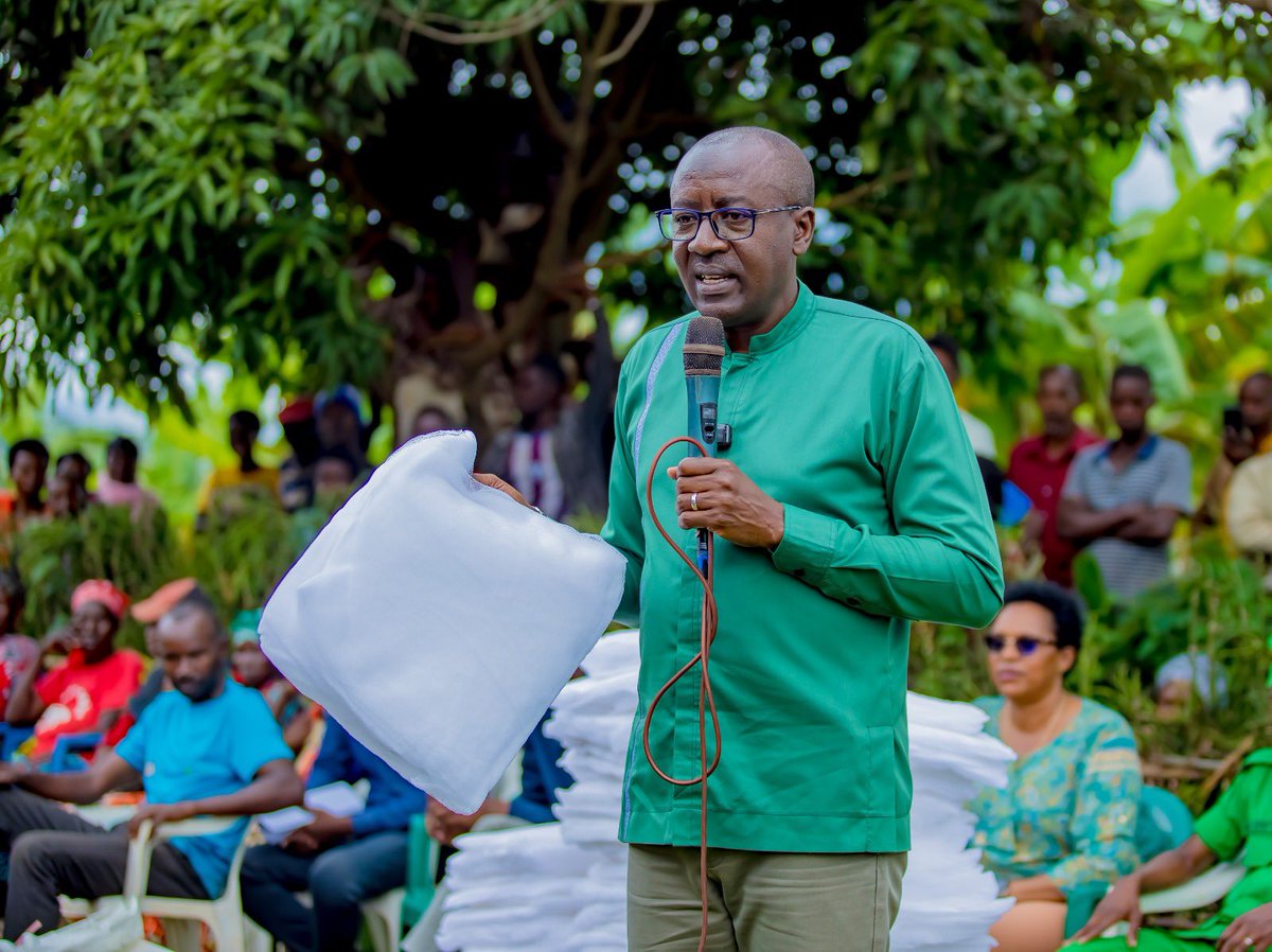 muhaziyacu's tweet photo. I Rwamagana hatangijwe igikorwa cyo gutanga Inzitiramibu zirenga ibihumbi 21 ku ngo 8974 ziteye umuti ku baturage batuye mu murenge wa Fumbwe, ni muri gahunda yo kurwanya malariya mu ntego igira iti "kurandura malariya bihera kuri njye"

Abahawe Inzitiramibu bemeza ko bazakomeza gukurikiza inama bagirwa zo kwirinda iyororoka ry'imibu itera malariya, kandi bakazazifata neza kuko bamaze kumenya akamaro ko kurara mu nzitiramibu.