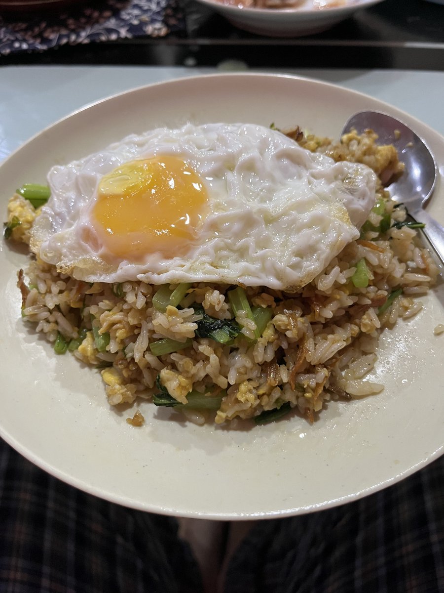 izzraif's tweet photo. nasi goreng kampung my campak resepi (for my future reference)

- goreng telur like scrambled egg tapi overcooked, asingkan
- goreng ikan bilis until no more sound, asingkan
- using the oil from ikan bilis, tumis bawang putih + cabai melaka HIJAU (cincang) until fragrant https://t.co/zNBTn3j1K7