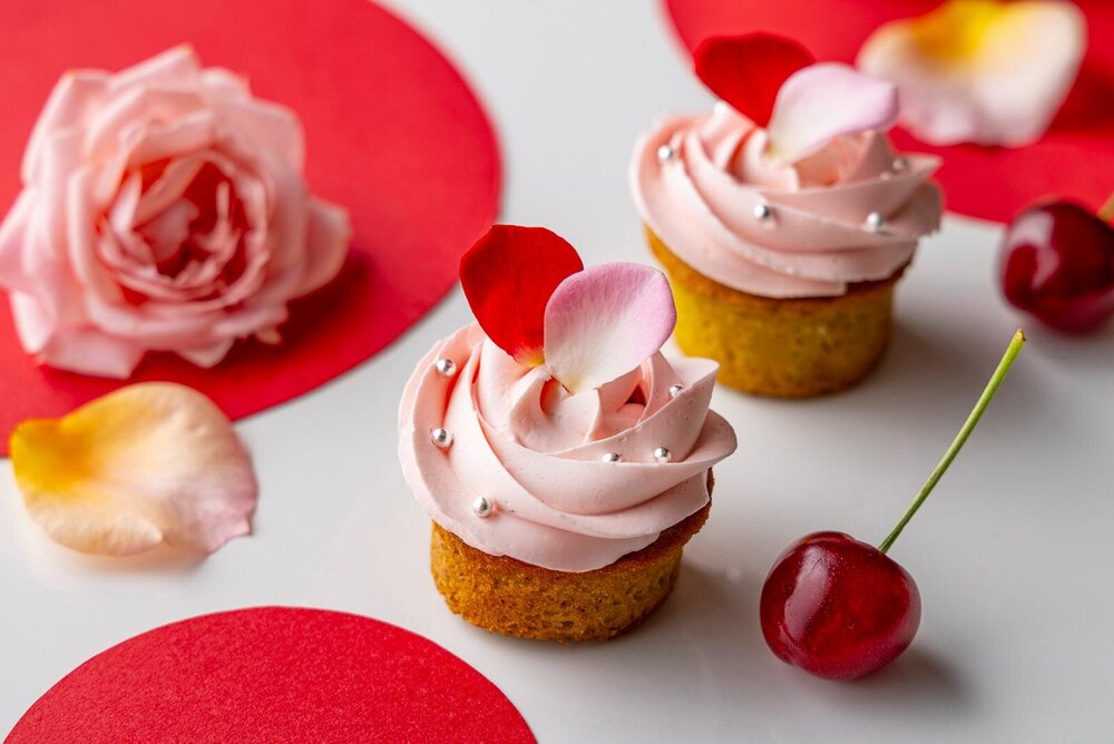 コンラッド東京“チェリー＆ローズ”アフタヌーンティー、さくらんぼを飾ったライチのヴェリーヌ - fashion-press.net/news/145861