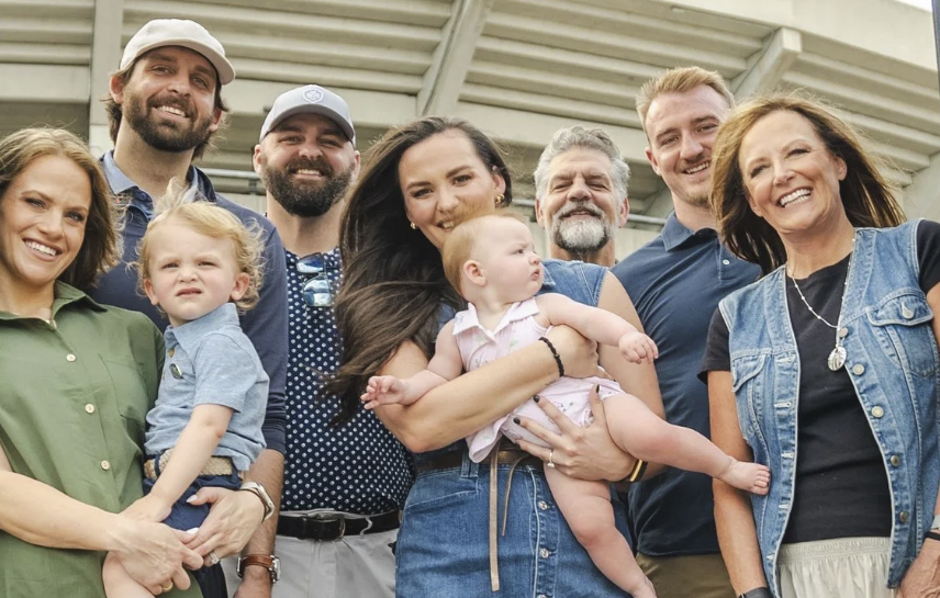 EHansenND's tweet image. The Golic Family Foundation keeps coming back to #NotreDame and giving back to South Bend ☘️☘️

Its annual SubPar Classic now aligns with Notre Dame football’s Legacy Weekend to maximize turnout and impact. 

Details: on3.com/teams/notre-da…