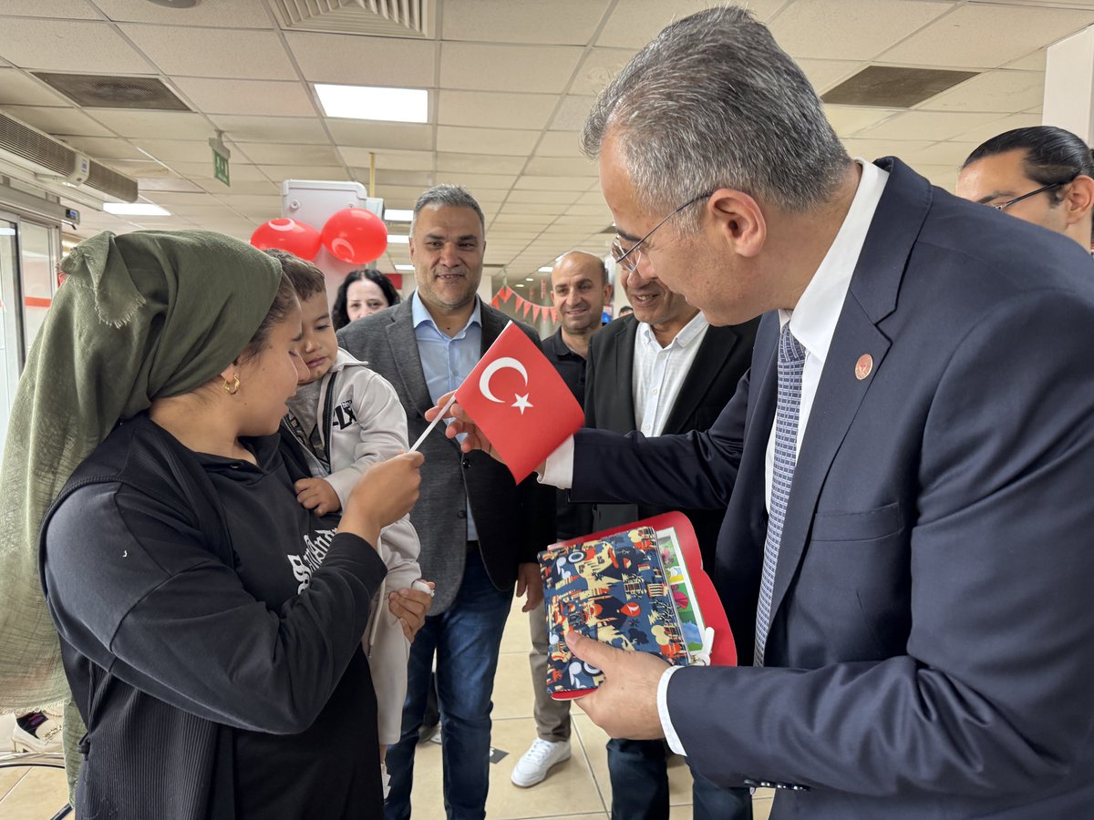 Diyarbakirism's tweet photo. 23 Nisan coşkusu hastanede de yaşandı 🎈

Diyarbakır İl Sağlık Müdürlüğü koordinesinde, Diyarbakır Gazi Yaşargil Eğitim ve Araştırma Hastanesi ile Dağkapı Çocuk Hastanesi çocuk servislerinde yatan hastalarımıza yönelik sürpriz bir bayram etkinliği düzenlendi. https://t.co/V6XrFhxYb5