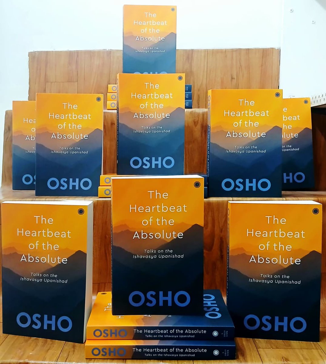 PadhegaIndia_'s tweet image. #NewBookAlert 🪷
Presenting the much talked about book - The Heartbeat of the Absolute: Talks on the Ishavasya Upanishad by Osho, published by @JaicoBooksIN.
#BuyOriginal 💮 #BuyFromPI
Order 👉 padhegaindia.in/product/the-he…