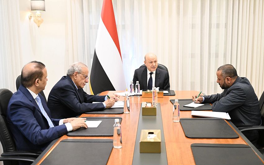 رئيس مجلس القيادة الرئاسي فخامة الدكتور رشاد العليمي يؤكد : محافظة الضالع تمثل ركيزة أساسية في معادلة الاستقرار وبناء مشروع المستقبل.

جاء ذلك خلال لقائه محافظ محافظة الضالع، حيث شدد على :
ـ أولوية تحسين الخدمات الأساسية
ـ دعم جهود التنمية وتعزيز فرص العيش
ـ توجيه الدعم بكفاءة