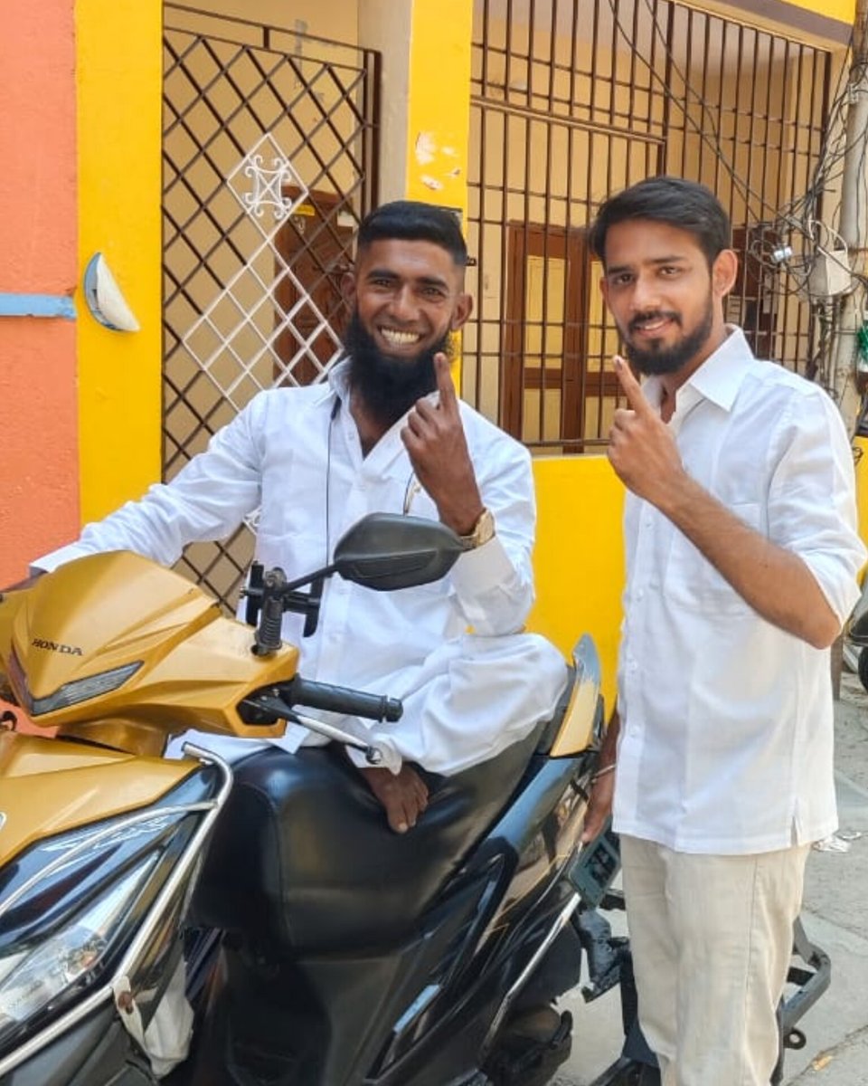 VillivakamAswin's tweet photo. This is for you @TVKVijayHQ na 🫂❤️

இன்று நான் என்னுடைய ஜனநாயக கடமையை நிறைவேற்றி, என் வாக்கை பதிவு செய்தேன். இது ஒரு சாதாரண ஓட்டு அல்ல… இது எதிர்கால தலைமுறையின் பாதுகாப்புக்காக எடுத்த ஒரு முடிவு.
தமிழ்நாட்டில் கடந்த காலங்களில் நடந்த பல அநியாயங்கள், குறிப்பாக பெண்கள் மற்றும் குழந்தைகள் மீது நடந்த கொடுமைகள், இன்னும் மனதை பதறவைக்கிறது. ஒரு 2 வயது குழந்தைக்கு நேர்ந்த துயர சம்பவம் முதல் பல பாலியல் வன்கொடுமைகள் வரை, இவை எல்லாம் நம் சமூகத்தில் பாதுகாப்பு குறைவாக இருப்பதை நினைவூட்டுகிறது.
இந்த நிலைமையை மாற்ற வேண்டும், பெண்கள் பாதுகாப்பாக வாழ வேண்டும், குழந்தைகள் பயமின்றி வளர வேண்டும் என்ற நோக்கத்தோடு…
நான் என் வாக்கை பதிவு செய்தேன்.
எதிர்காலம் நல்லதாக இருக்க வேண்டும் என்ற நம்பிக்கையுடன்,
எங்கள் தலைவர் தளபதி @TVKVijayHQ அவர்களை ஆதரித்து,
விசில் சின்னத்திற்கு நான் வாக்களித்தேன்.

இது என் ஓட்டு மட்டும் இல்லை…
நம் மாநிலத்தின் மாற்றத்திற்கான ஒரு குரல்.

வில்லிவாக்கத்தில் வெற்றி நிச்சயம் @AadhavArjuna அண்ணா 🔥✊

@TVKPartyHQ @BussyAnand @TVKHQITWingOffl @JhonArokiasamy 

#விசில்_புரட்சி 
#Election #TNElection #ElectionCommission #Election2026