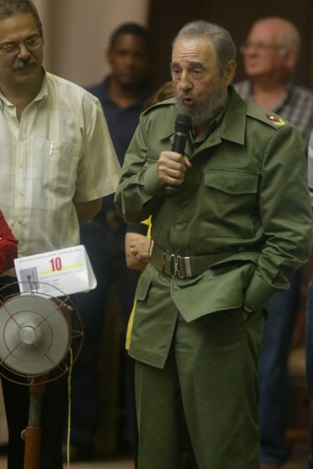 #FidelCastro realiza intervención especial en la cual anuncia nuevas decisiones de beneficio social y explica los avances y planes en la Revolución Energética, el 21 de abril de 2005. 
 #100AñosConFidel 
#LatirAvileño