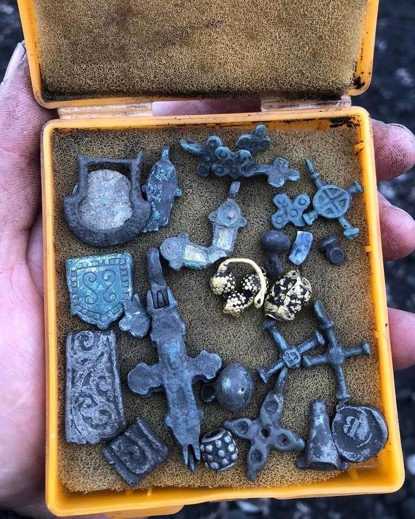 _Treasure_Kings's tweet image. Kyivan Rus beauties from Ukraine 🇺🇦 by Svytoslav Strus: #metaldetecting
  Christian metalwork - encolpions and crosses + a stunning golden temple earring.
  Medieval Slavic faith and #gold in one #collection