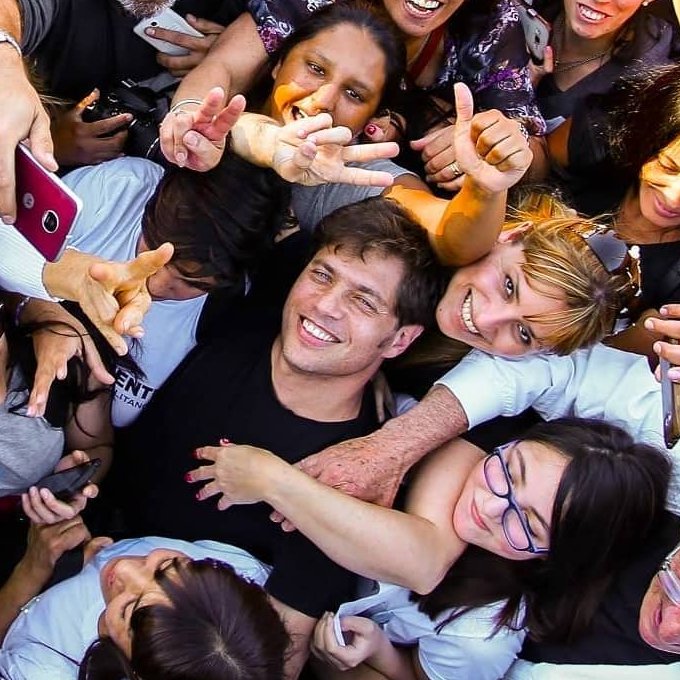 "Va a llegar alguien"
ALGUIEN: