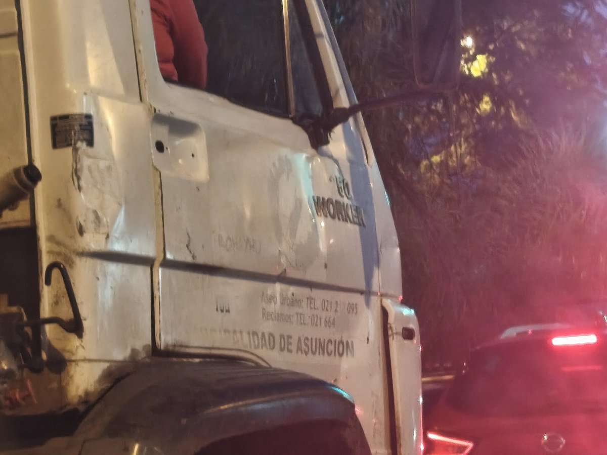 <a href="/luisbello_asu/">Luis Bello</a> Así estaba un camión de la Municipalidad hoy sobre Gral Santos, sin luces, chapa y transportando a funcionarios de forma indebida