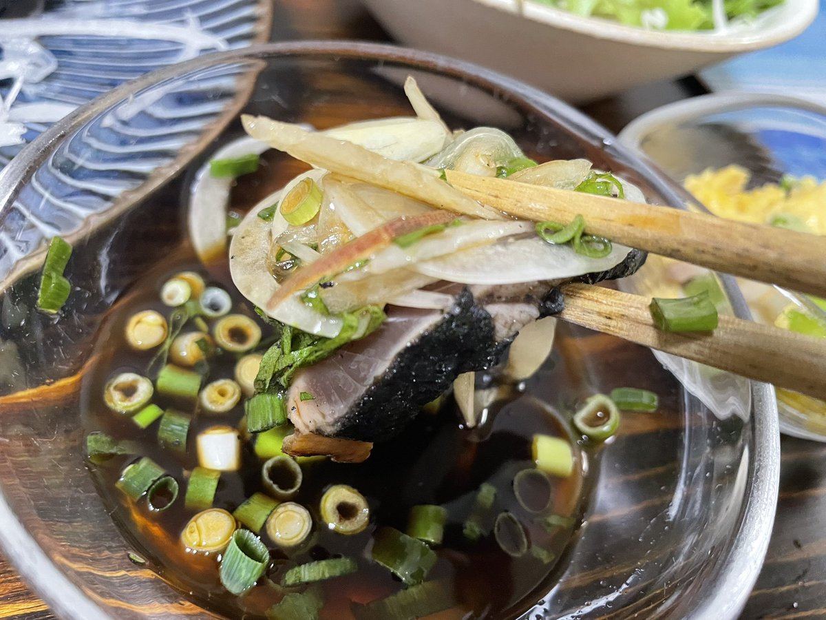 Tomo_Mrk3B01's tweet image. Seared bonito Sashimi(#鰹のタタキ 
) covered with much of Japanese herbs😋
It’s healthy yet full of bonito’s tastiness! And Ponzu sauce in the glassware goes so well with the sashimi and herbs. Well. Then, let’s eat!
#cookingathome 
#おうちごはん 
#twinglish 
#Twitter家庭料理