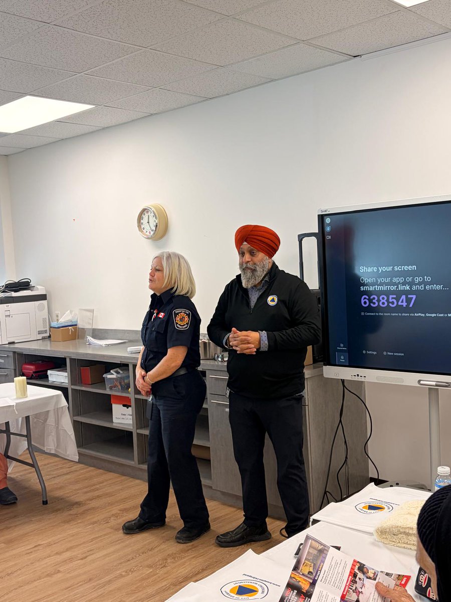 BRAMPTONprepare's tweet image. Connecting with our residents is the highlight of our day! Emergencies can strike at any moment, and being prepared can truly change outcomes. Stay prepared, stay safe! 🤝 #Connection #Emergencies #Safety
