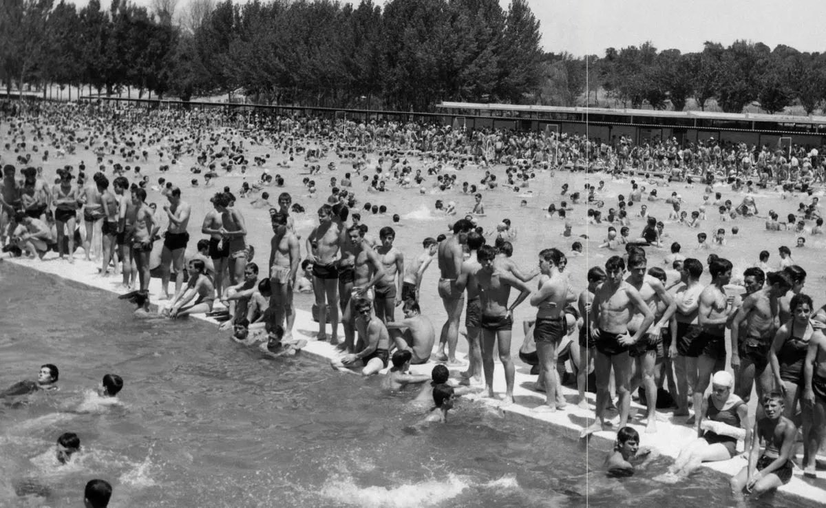 sandrardrrguez's tweet photo. Piscina del Parque Sindical en el año 1965.

No hay moros, tiraflechas o negros. https://t.co/EqV8Jxfvv9