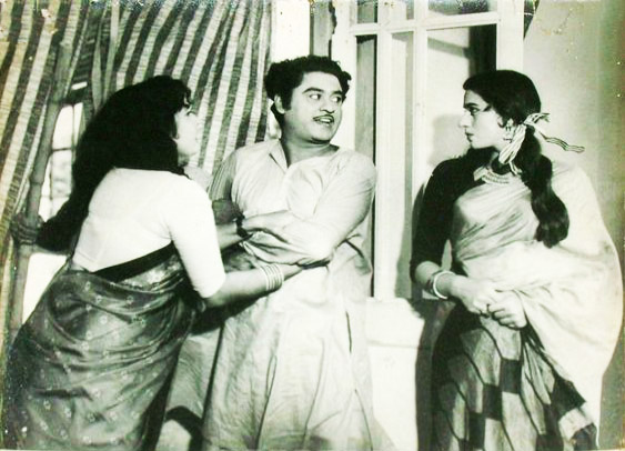 BombayBasanti's tweet image. Kishore Kumar with Madhubala and Manorama in this film scene.
Can you guess this movie?
#kishorekumar #madhubala #manorama #guessthemovie