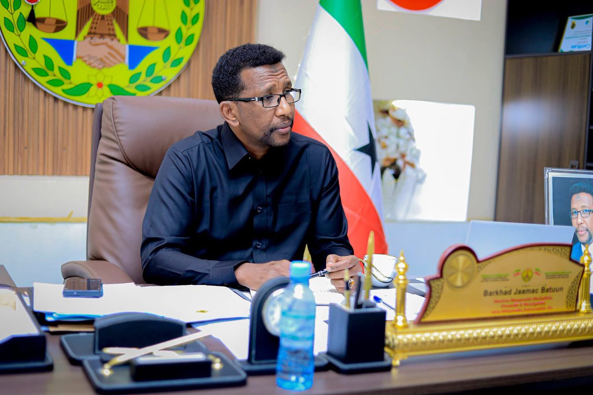 SLNTV's tweet photo. #Sawiro: Wasiirka wasaaradda warfaafinta, dhaqanka iyo wacyigelinta oo ay weheliyaan wasiir-ku-xigeenka iyo agaasimaha guud ee wasaaradda ayaa kulan is-barasho ah la qaatay ururrada warbaahinta Somaliland ee kala ah SOLJA, WIJA iyo FIMA.
Kulankan oo daarranaa dardargelinta xidhiidhka wada-shaqayneed ee Wasaaradda warfaafinta, dhaqanka iyo wacyigelinta iyo ururrada warbaahinta.
Intii kulanku socday waxa laga wada hadlay in laga wada shaqeeyo ansixinta xeerka saxaafadda ee hor yaalla Golaha Wakiillada JSL, waxa kale oo laga hadlay in laga wada shaqeeyo qabanqaabada munaasibadda 18 ka May ee innagu soo fool leh.
Ugu danbayntii waxa la isla qaatay in laga wada shaqeeyo difaaca qaranka Jamhuuriyadda Somaliland iyo arrimaha aqoonsiga.
