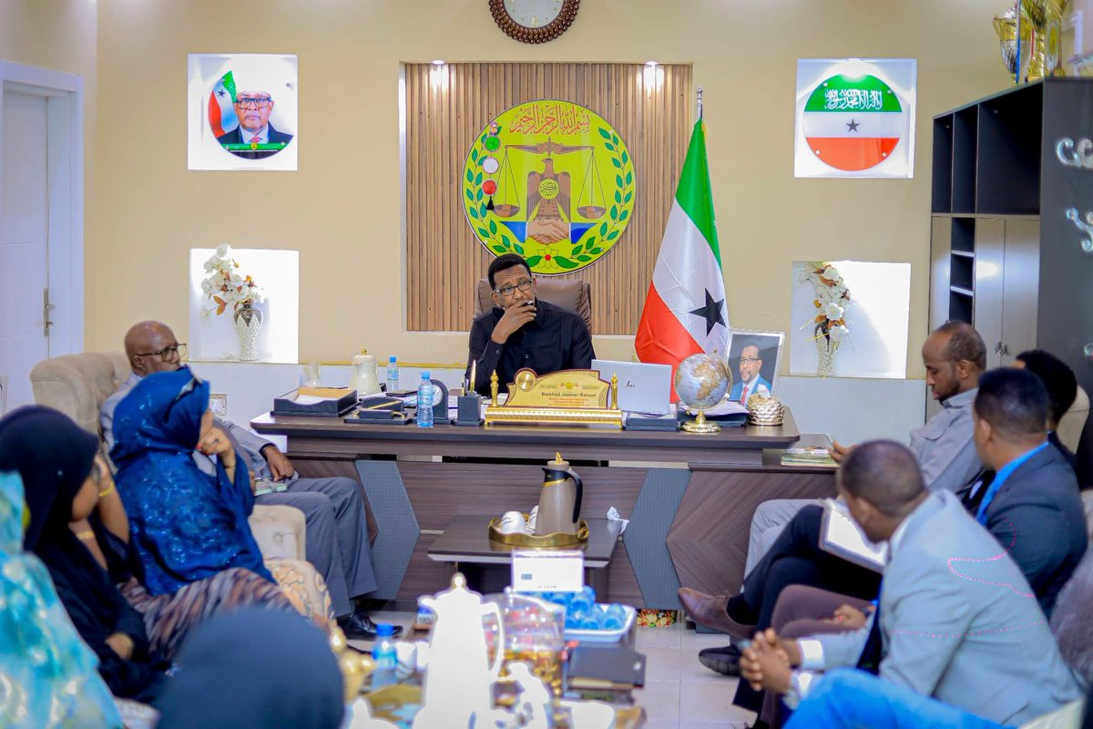 SLNTV's tweet photo. #Sawiro: Wasiirka wasaaradda warfaafinta, dhaqanka iyo wacyigelinta oo ay weheliyaan wasiir-ku-xigeenka iyo agaasimaha guud ee wasaaradda ayaa kulan is-barasho ah la qaatay ururrada warbaahinta Somaliland ee kala ah SOLJA, WIJA iyo FIMA.
Kulankan oo daarranaa dardargelinta xidhiidhka wada-shaqayneed ee Wasaaradda warfaafinta, dhaqanka iyo wacyigelinta iyo ururrada warbaahinta.
Intii kulanku socday waxa laga wada hadlay in laga wada shaqeeyo ansixinta xeerka saxaafadda ee hor yaalla Golaha Wakiillada JSL, waxa kale oo laga hadlay in laga wada shaqeeyo qabanqaabada munaasibadda 18 ka May ee innagu soo fool leh.
Ugu danbayntii waxa la isla qaatay in laga wada shaqeeyo difaaca qaranka Jamhuuriyadda Somaliland iyo arrimaha aqoonsiga.
