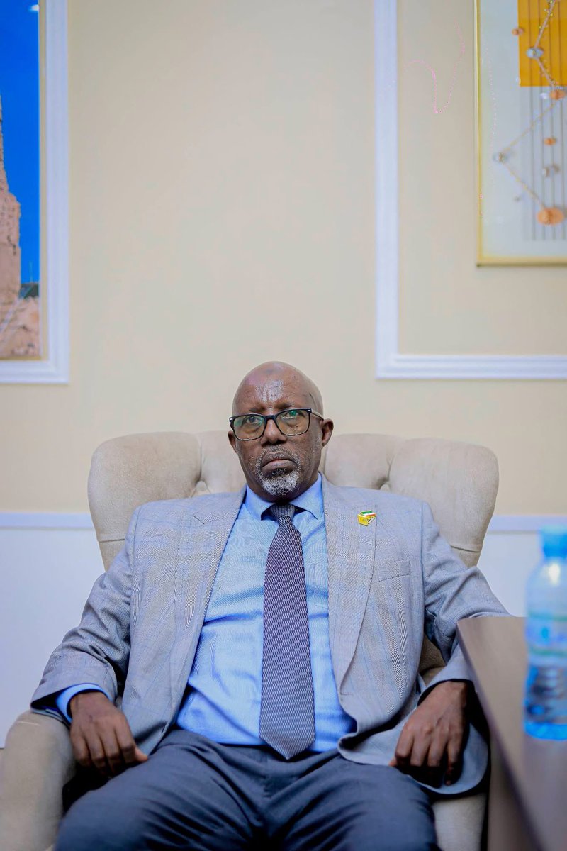 SLNTV's tweet photo. #Sawiro: Wasiirka wasaaradda warfaafinta, dhaqanka iyo wacyigelinta oo ay weheliyaan wasiir-ku-xigeenka iyo agaasimaha guud ee wasaaradda ayaa kulan is-barasho ah la qaatay ururrada warbaahinta Somaliland ee kala ah SOLJA, WIJA iyo FIMA.
Kulankan oo daarranaa dardargelinta xidhiidhka wada-shaqayneed ee Wasaaradda warfaafinta, dhaqanka iyo wacyigelinta iyo ururrada warbaahinta.
Intii kulanku socday waxa laga wada hadlay in laga wada shaqeeyo ansixinta xeerka saxaafadda ee hor yaalla Golaha Wakiillada JSL, waxa kale oo laga hadlay in laga wada shaqeeyo qabanqaabada munaasibadda 18 ka May ee innagu soo fool leh.
Ugu danbayntii waxa la isla qaatay in laga wada shaqeeyo difaaca qaranka Jamhuuriyadda Somaliland iyo arrimaha aqoonsiga.