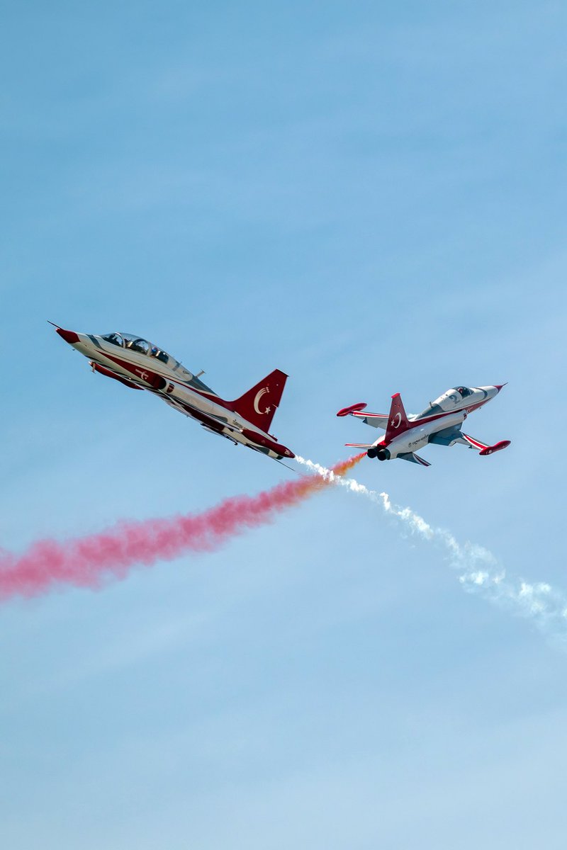 BoraYetimoglu's tweet photo. Gökyüzü bugün başka bir gururla boyandı… 🇹🇷
Türk Yıldızları, 23 Nisan’ın coşkusunu Çanakkale semalarında iz bırakarak kutladı.

Maviyle kırmızının dansı,
bir milletin kalbindeki özgürlüğün yansımasıydı. https://t.co/lCulxBbYoy
