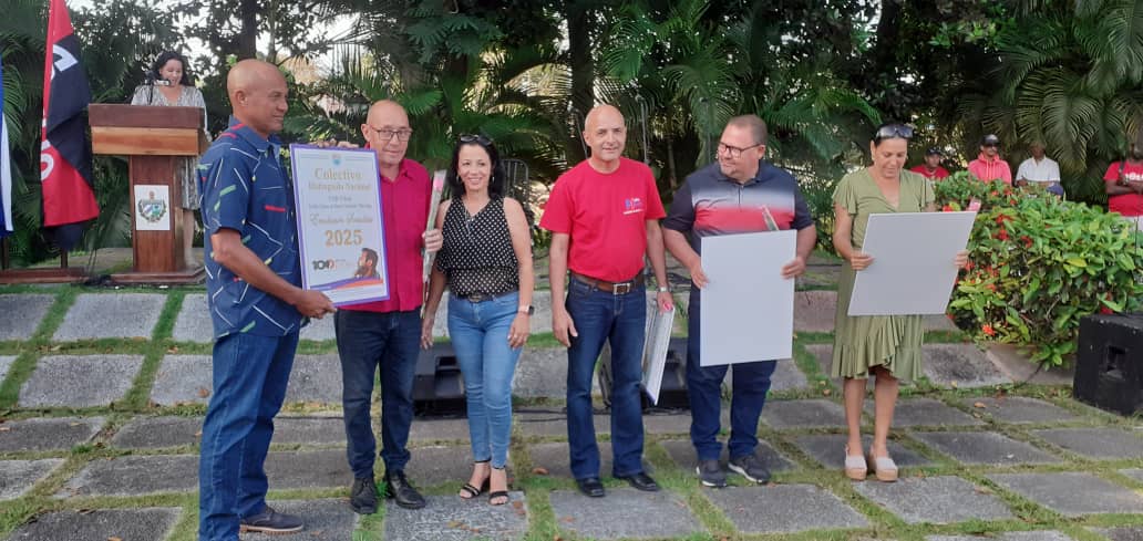 ClaraFcbc's tweet photo. Fue reconocido el @ClaraFcbc   #VillaClaraConTodos con Distinción de la Central de Trabajadores de Cuba por los resultados alcanzados en el año 2025 con #AuténticaDiferencia 
#LaPatriaSeDefiende
@DPCulturaVC 
@CubaEsCultura https://t.co/e9hGoDuud0